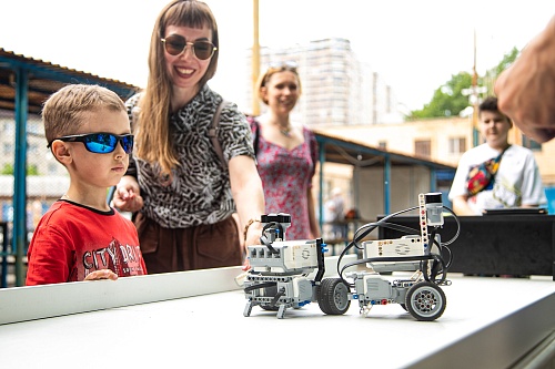 Чудеса науки: в тюменском “Кванториуме” отметили праздник детства