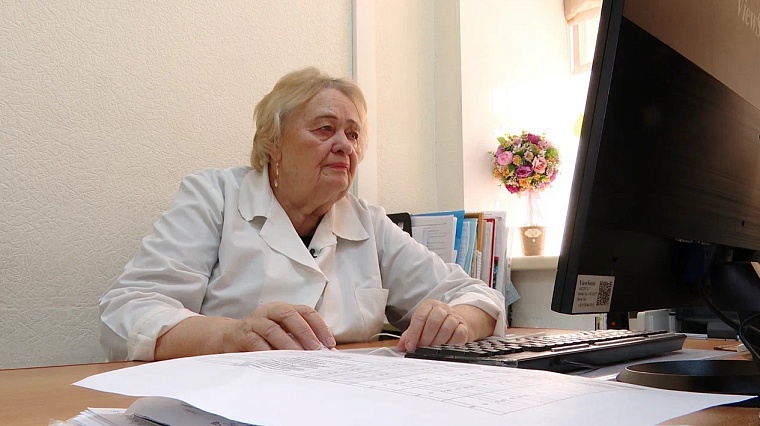 До 10 родов в сутки: Галина Шихова работает в тюменском роддоме уже полвека