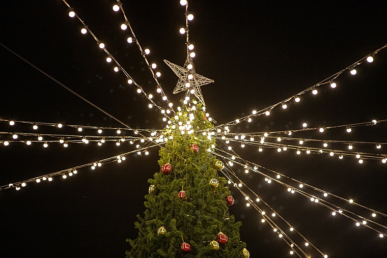 В Тюмени на набережной открыли самый большой каток