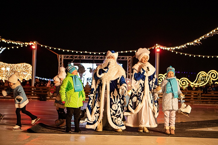 В Тюмени на набережной открыли самый большой каток