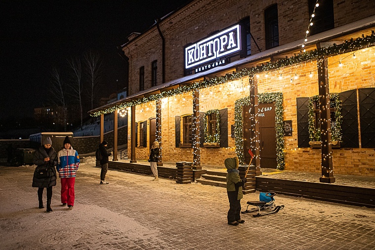 В Тюмени на набережной открыли самый большой каток