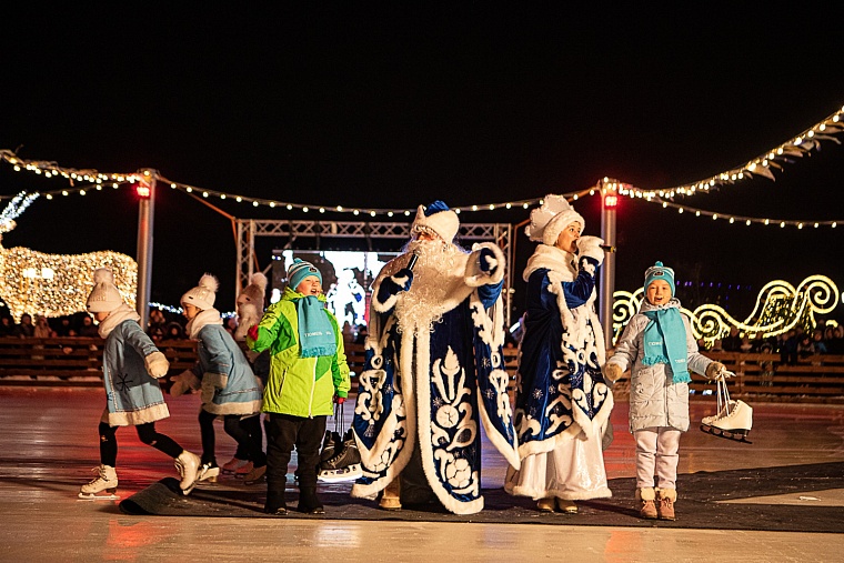 В Тюмени на набережной открыли самый большой каток