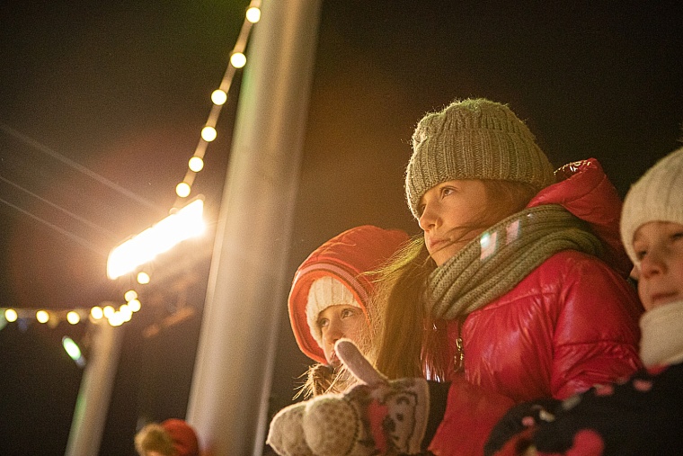 В Тюмени на набережной открыли самый большой каток