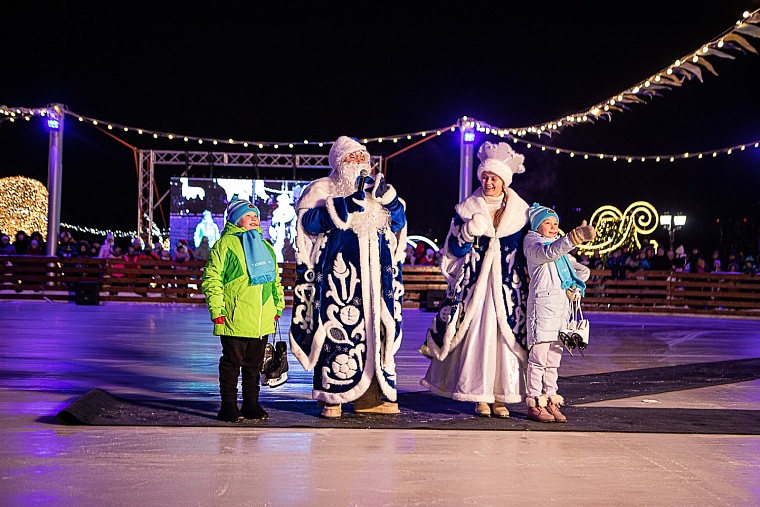 В Тюмени на набережной открыли самый большой каток