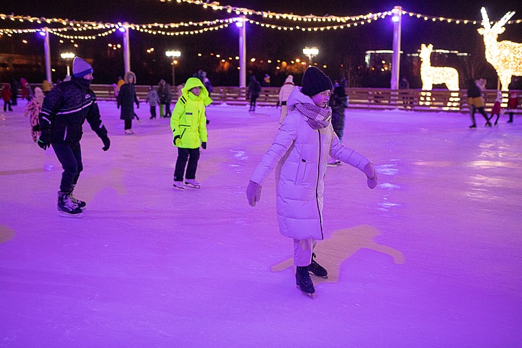 В Тюмени на набережной открыли самый большой каток