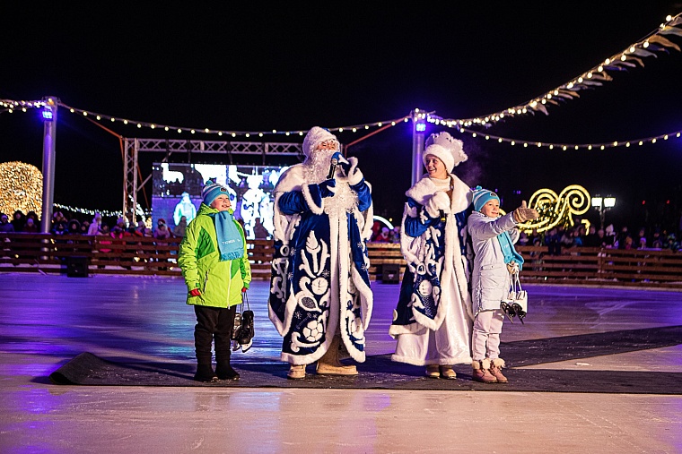 В Тюмени на набережной открыли самый большой каток