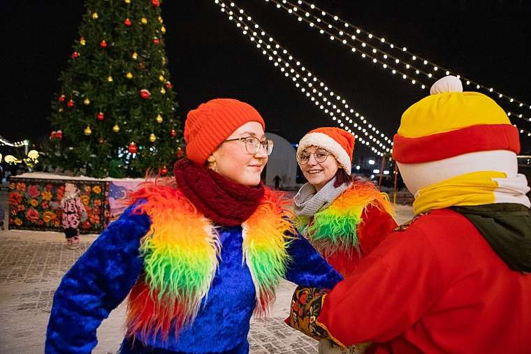 В Тюмени на набережной открыли самый большой каток
