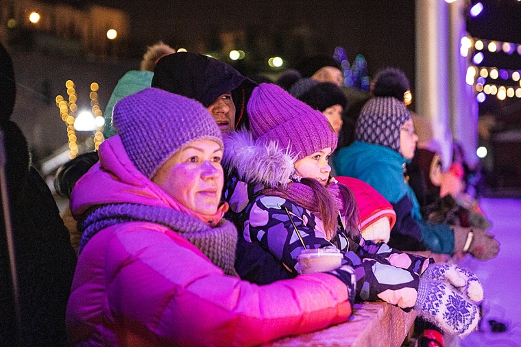 В Тюмени на набережной открыли самый большой каток
