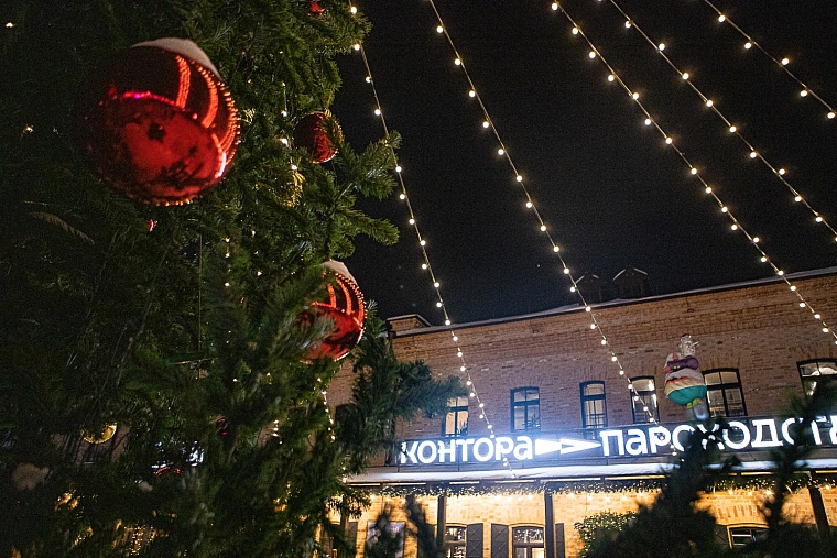 В Тюмени на набережной открыли самый большой каток