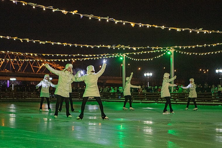 В Тюмени на набережной открыли самый большой каток