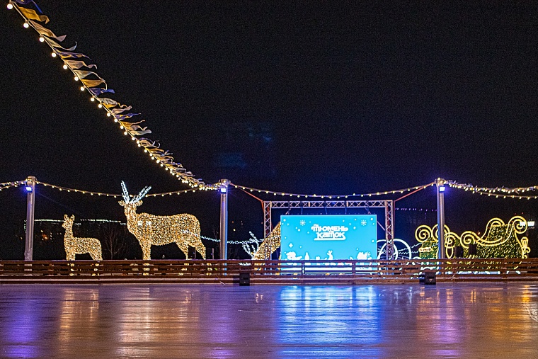 В Тюмени на набережной открыли самый большой каток