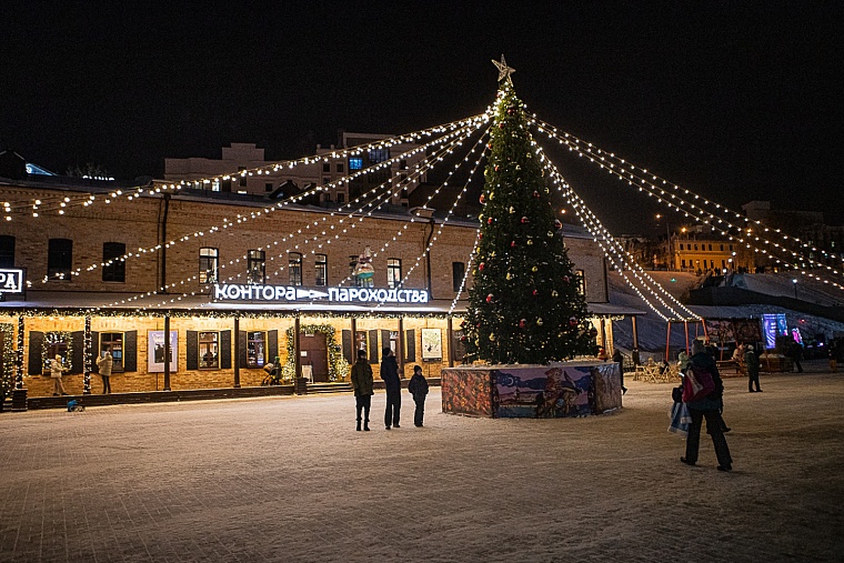 В Тюмени на набережной открыли самый большой каток