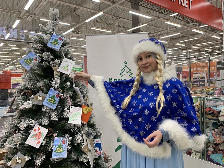 В магазинах и фитнес-клубах Тюмени устанавливают «Елки желаний»