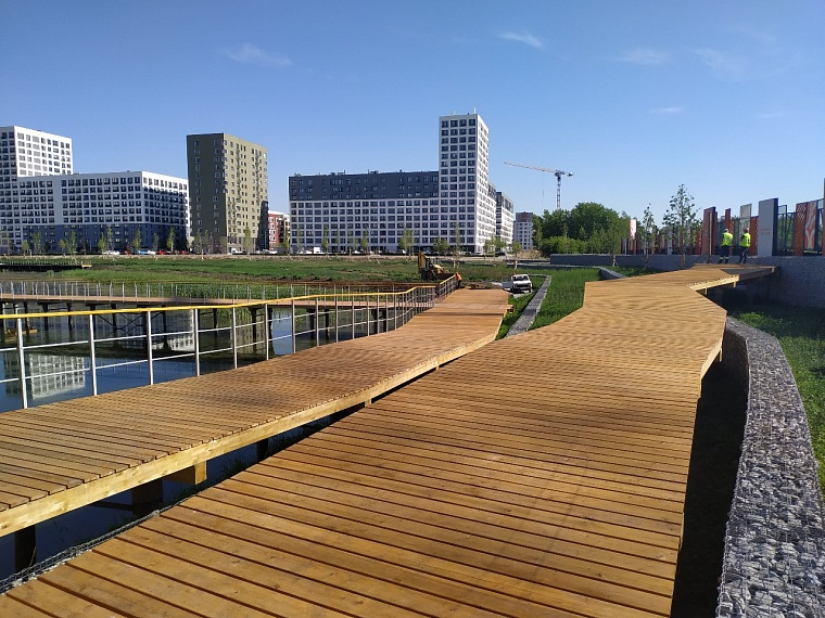 Над озером Тихим в Тюмени установили террасы длиной около километра