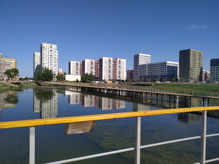 Над озером Тихим в Тюмени установили террасы длиной около километра