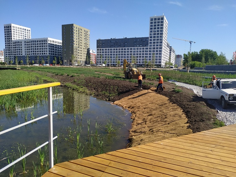 Над озером Тихим в Тюмени установили террасы длиной около километра