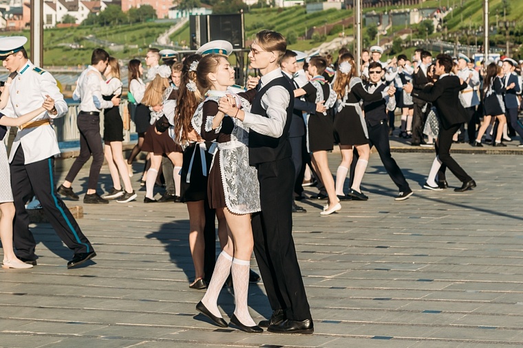 Завтра тюменские выпускники станцуют вальс на набережной
