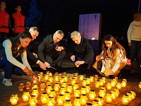 В Тюмени ночью из сотен свечей выложили картину войны