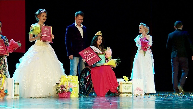 На сцену выходят не обычные девушки