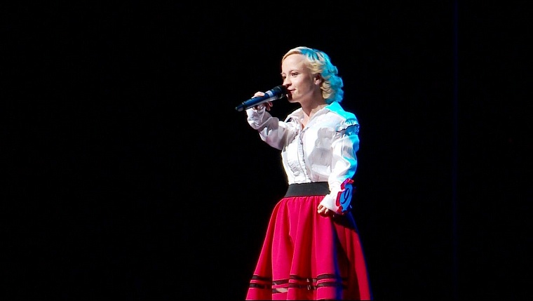 На сцену выходят не обычные девушки