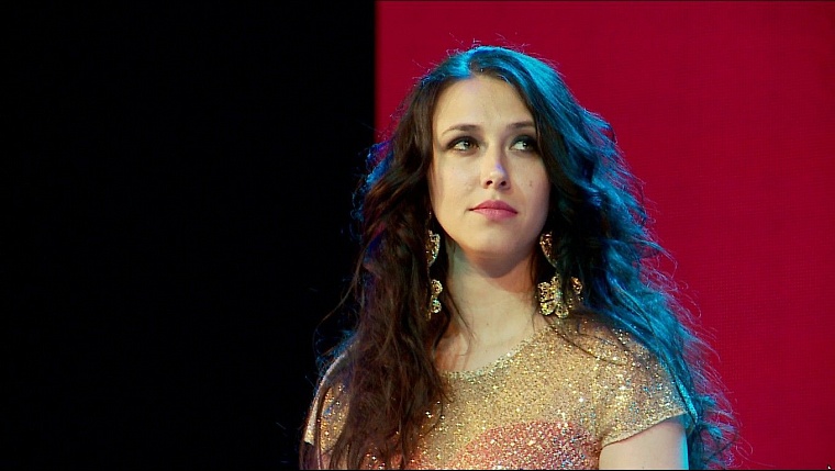 На сцену выходят не обычные девушки