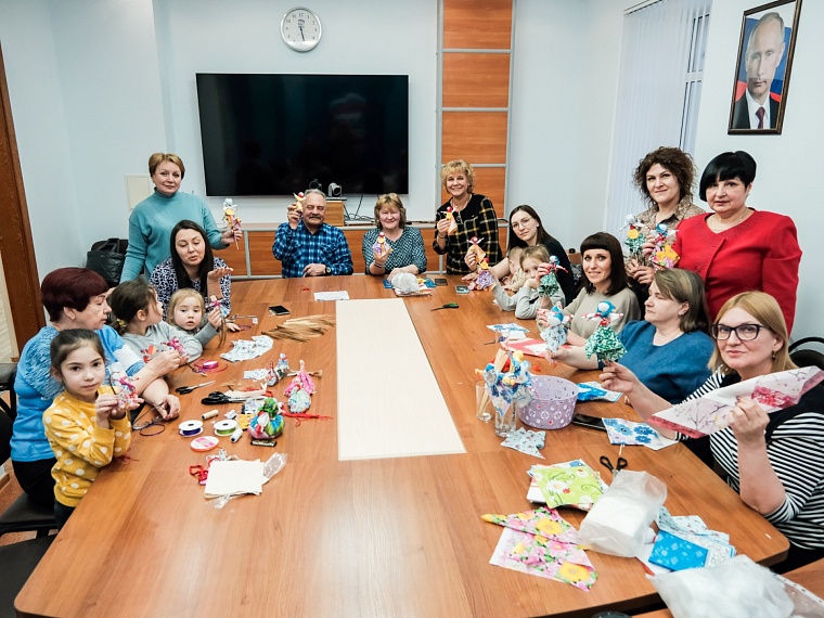 Маленьких тюменцев из семей мобилизованных научили делать тряпичных кукол