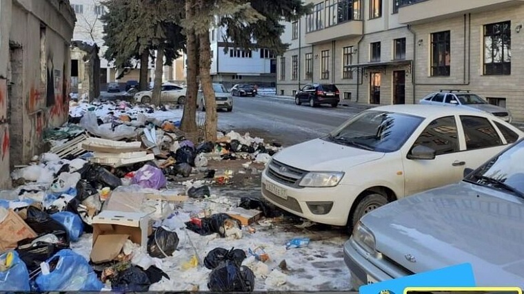 Улицу Нальчика засыпали мусором