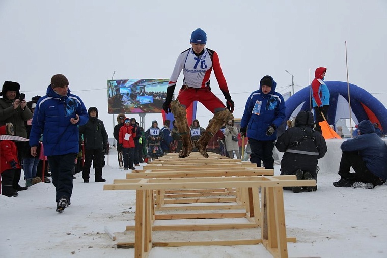 Национальный вид спорта — прыжки через нарты.