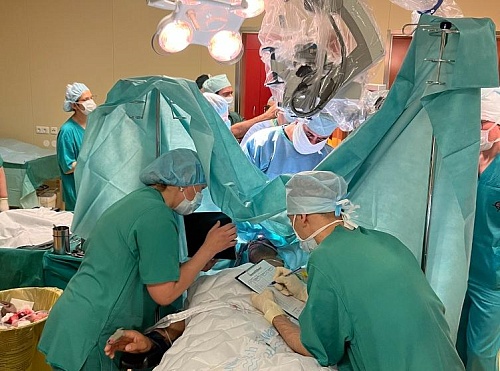 В Тюмени во время операции на головном мозге пациент говорил на двух языках