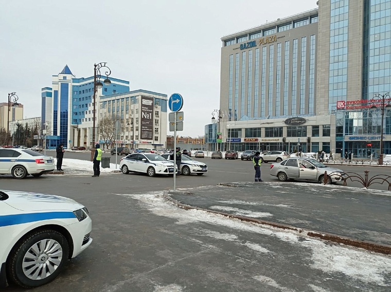 Площадь у технопарка оцеплена полицией