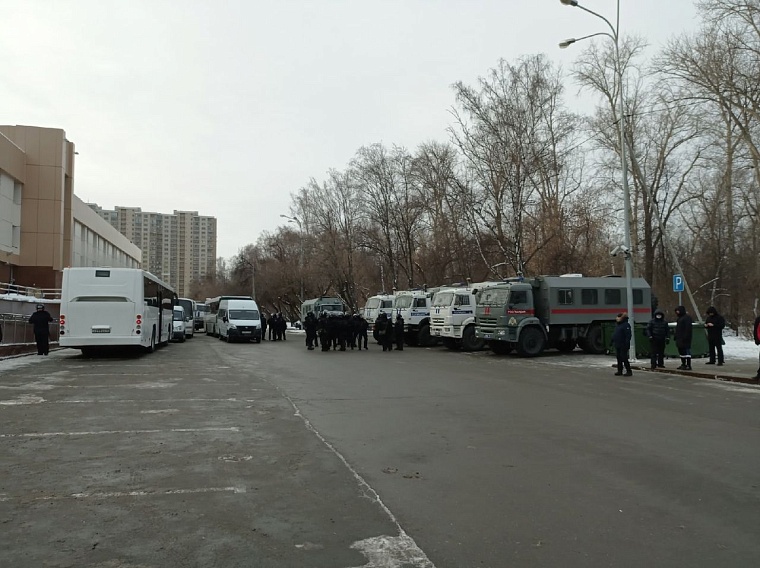 Площадь у технопарка оцеплена полицией