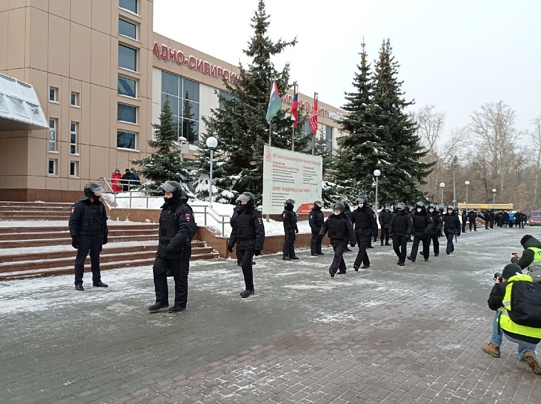Площадь у технопарка оцеплена полицией
