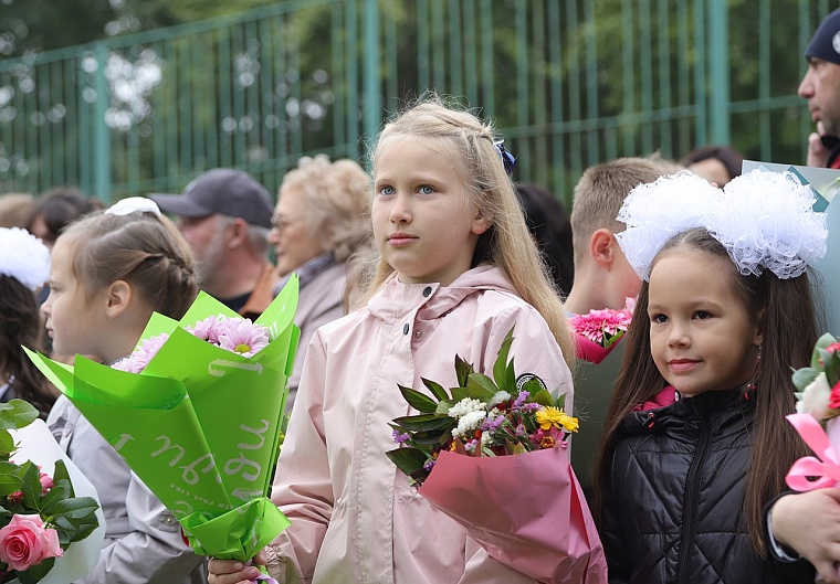 Первоклашки в объективе: в школах Тюмени прошли торжественные линейки