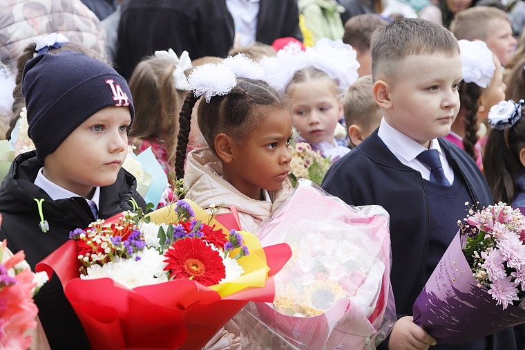 Первоклашки в объективе: в школах Тюмени прошли торжественные линейки