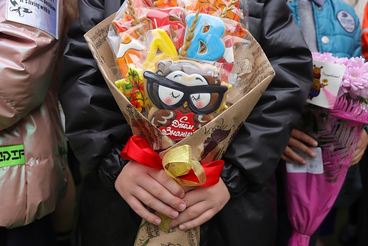 Первоклашки в объективе: в школах Тюмени прошли торжественные линейки