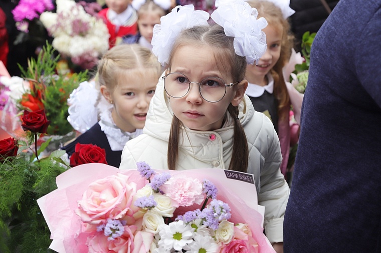 Первоклашки в объективе: в школах Тюмени прошли торжественные линейки