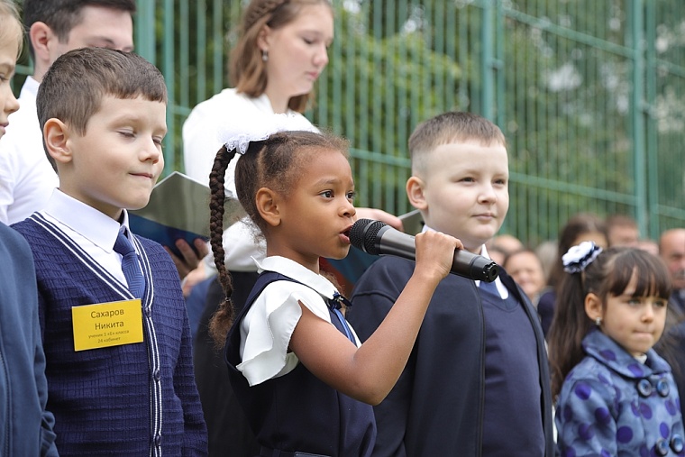 Первоклашки в объективе: в школах Тюмени прошли торжественные линейки