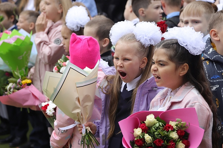 Первоклашки в объективе: в школах Тюмени прошли торжественные линейки