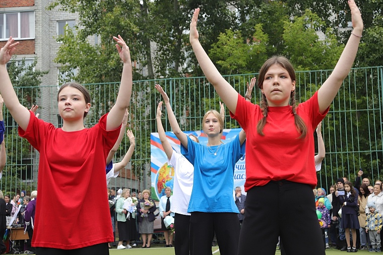Первоклашки в объективе: в школах Тюмени прошли торжественные линейки