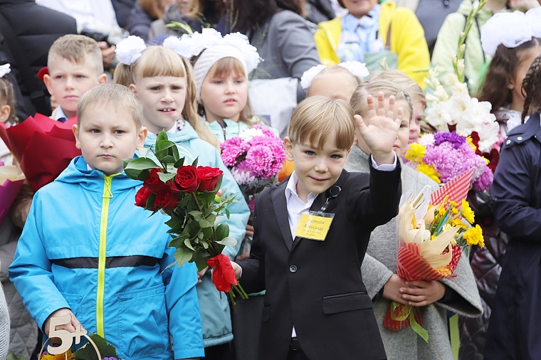 Первоклашки в объективе: в школах Тюмени прошли торжественные линейки