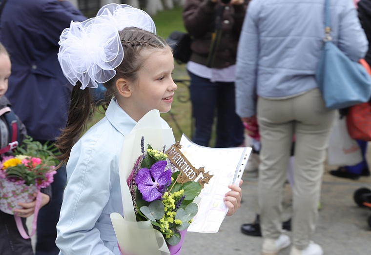 Первоклашки в объективе: в школах Тюмени прошли торжественные линейки