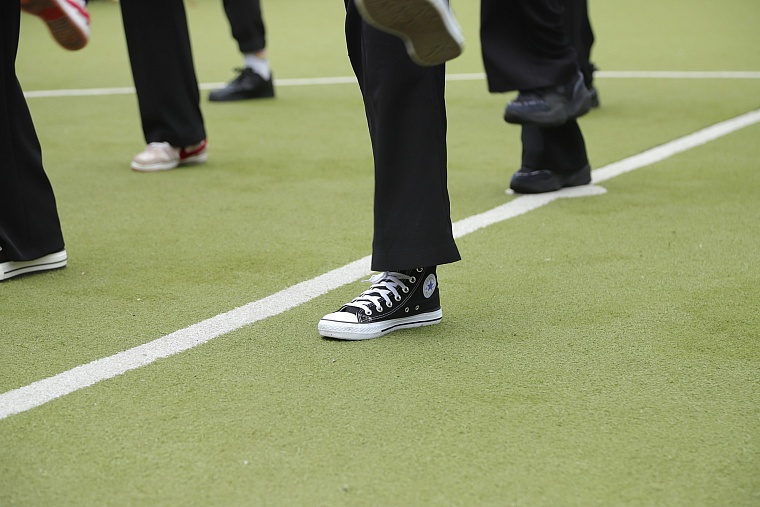 Первоклашки в объективе: в школах Тюмени прошли торжественные линейки