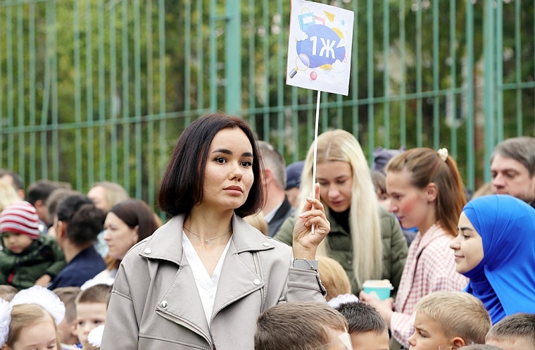 Первоклашки в объективе: в школах Тюмени прошли торжественные линейки