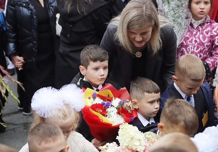 Первоклашки в объективе: в школах Тюмени прошли торжественные линейки