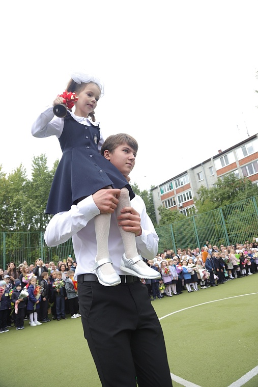 Первоклашки в объективе: в школах Тюмени прошли торжественные линейки