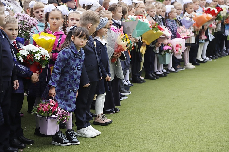 Первоклашки в объективе: в школах Тюмени прошли торжественные линейки