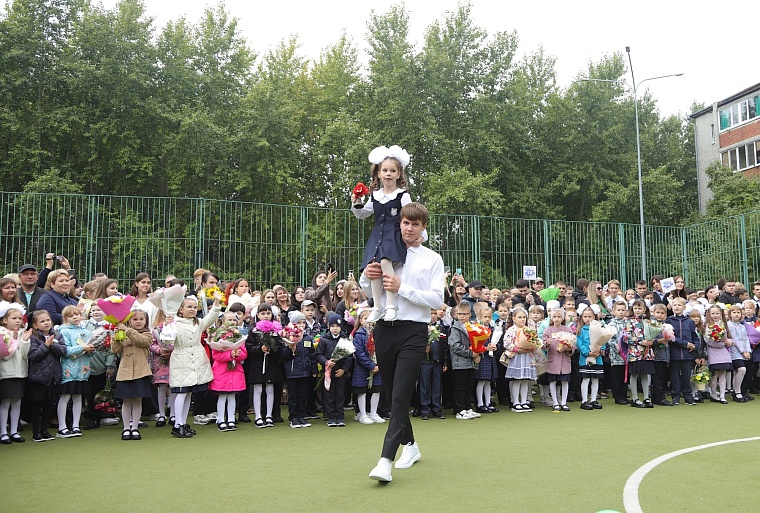 Первоклашки в объективе: в школах Тюмени прошли торжественные линейки