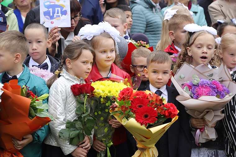 Первоклашки в объективе: в школах Тюмени прошли торжественные линейки
