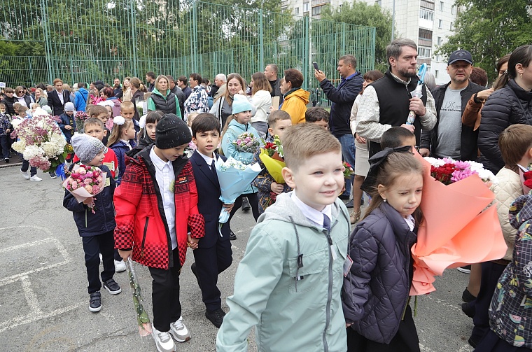 Первоклашки в объективе: в школах Тюмени прошли торжественные линейки