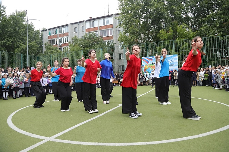 Первоклашки в объективе: в школах Тюмени прошли торжественные линейки